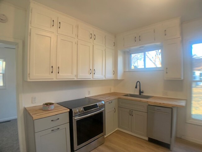 Building Photo - Totally Updated 3 BR/2 BA Single-Family Ho...