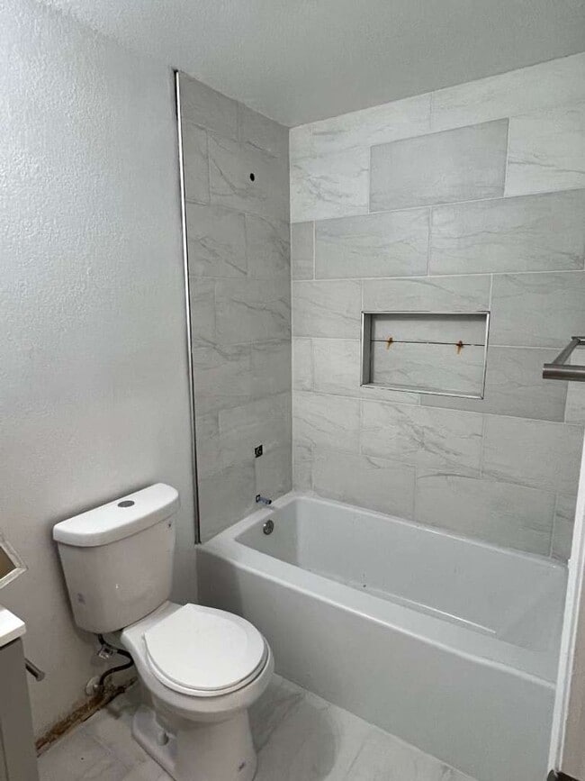 Building Photo - Remodeled 2 bedrooms 2 full baths corner u...
