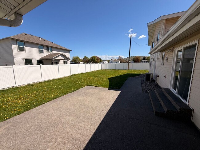 Building Photo - Spacious 3 Bed, 2.5 Bath House in Spokane Valley!