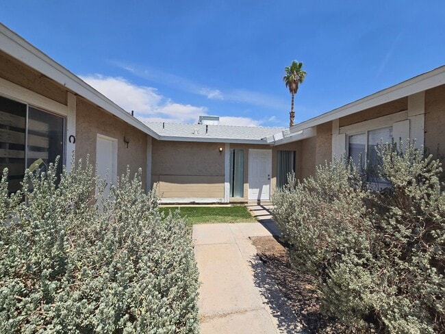 Building Photo - 3 Bedroom Home off of Hollywood– Now Offer...