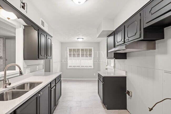 Building Photo - GORGEOUS HOME LOCATED IN RALEIGH NEAR CRAIGMONT DR!!! SECTION 8 WELCOMED!!!