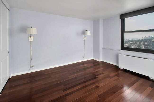 Building Photo - 5701 N Sheridan Rd