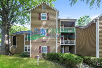 Building Photo - This cute as pie ground-floor condo is tuc...
