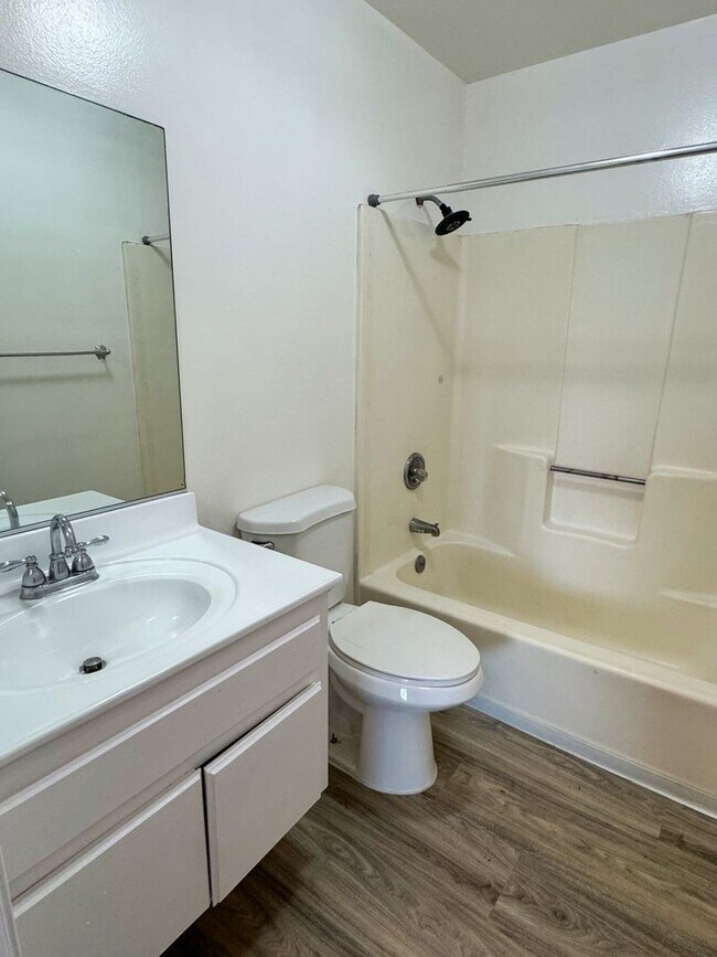 Building Photo - 2-Bedroom Residence with Front-Row Views on Lively 2nd Street