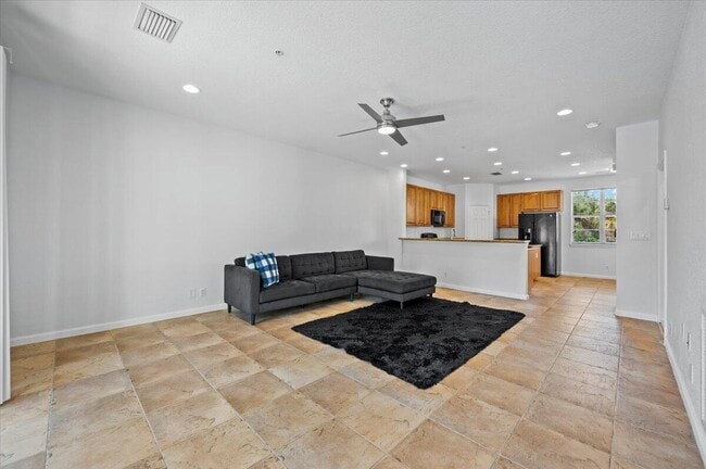 Building Photo - 131 Greenwich Cir