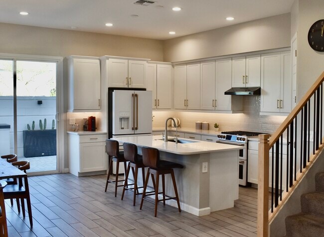 Building Photo - 4864 E Village Dr