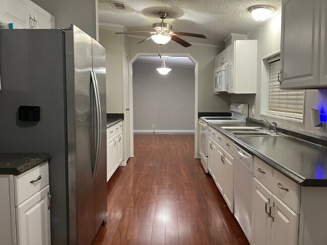 Building Photo - 1706 Riverview Dr