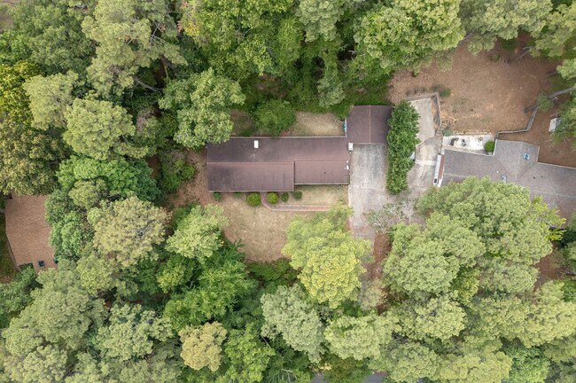 Building Photo - Chapel Hill Ranch Lakeshore community