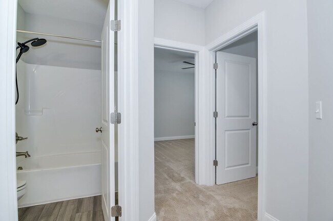 Building Photo - 3 Bedroom 2 Bathroom Ranch