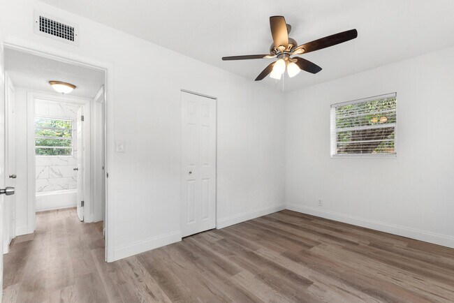 Building Photo - 1134 NW 18th Ave