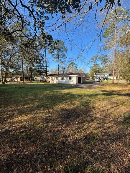 Building Photo - 14 Sara Forest Dr