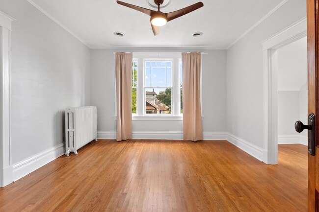 Building Photo - Hi-Pointe Adjacent House!