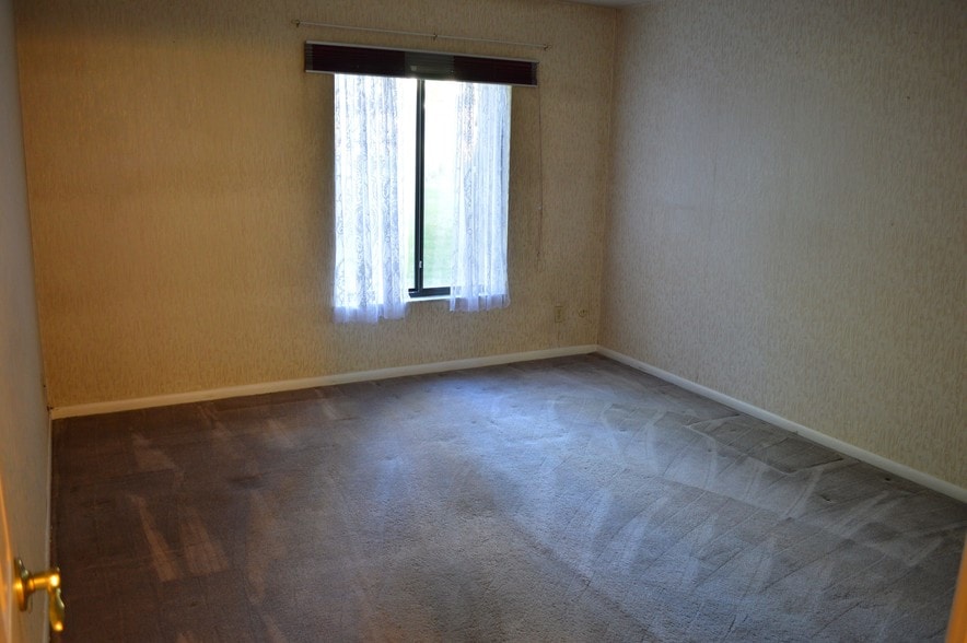 Second bedroom - 521 Forest Green Dr