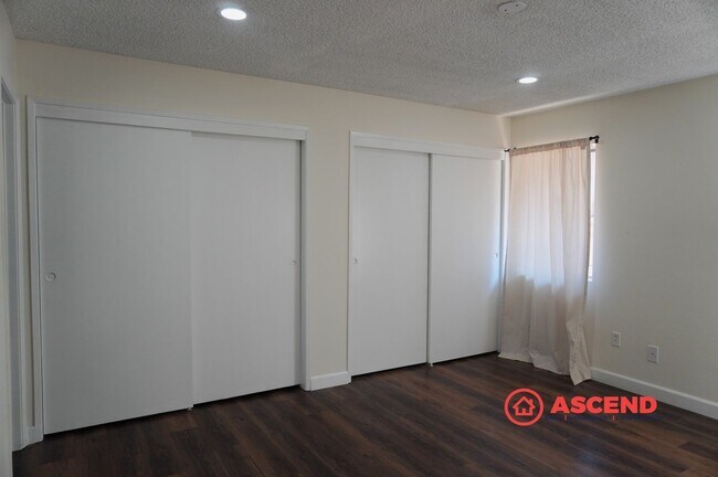 Building Photo - Spacious 4BR/2BA Bakersfield Home with Fireplace