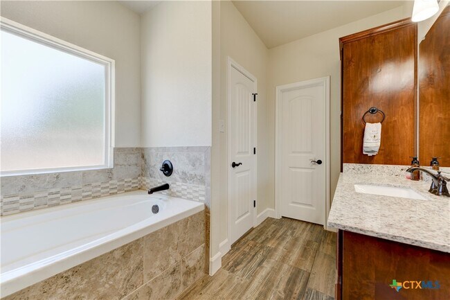 Building Photo - 1040 Vista Dr