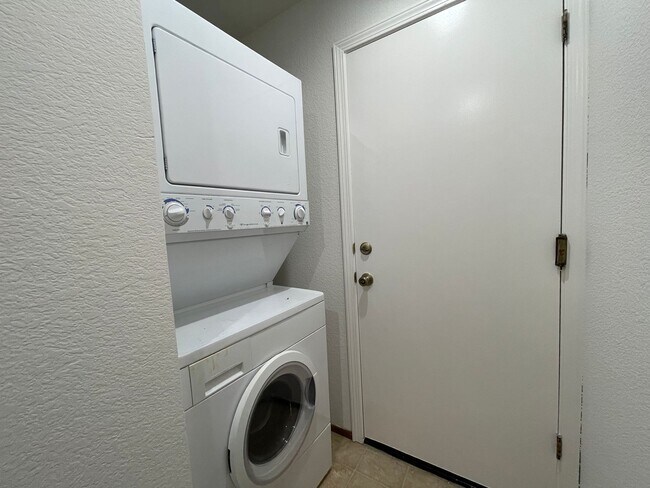 Building Photo - Private 2bd/1ba Condo with 1 car garage - Available Now!