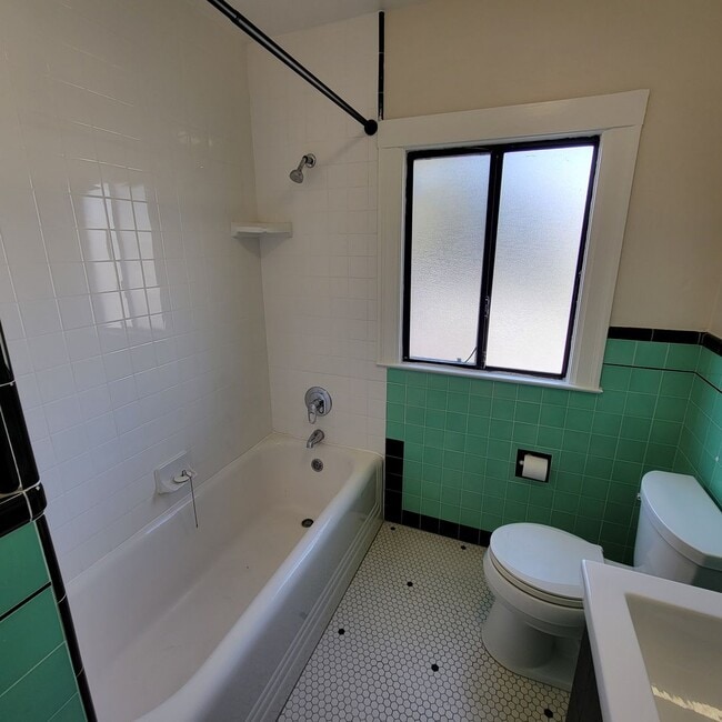 Building Photo - 950 Fremont St