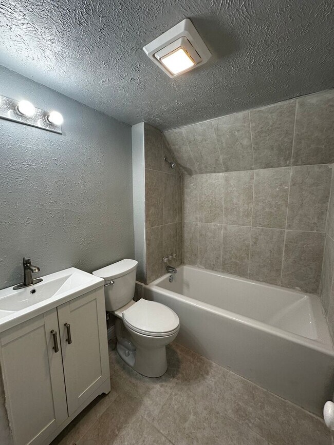 Building Photo - 723 W Shirland Ave