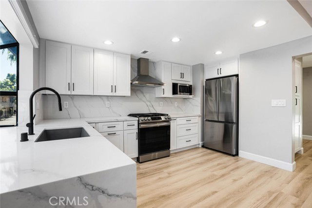 Building Photo - 5800 Owensmouth Ave