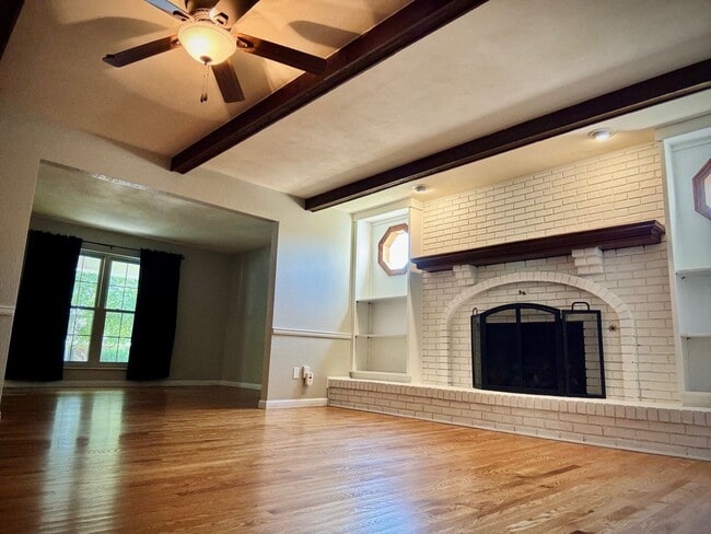 Building Photo - Available now-  4 Bedroom house in O'Fallo...