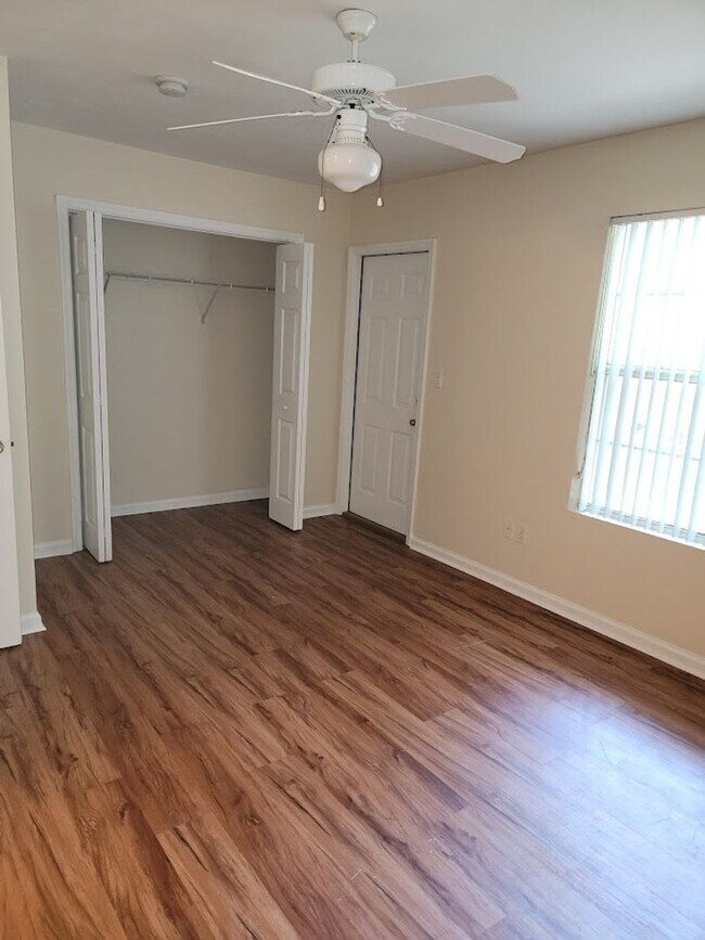 Building Photo - 3 BR/ 2BA Townhome located in