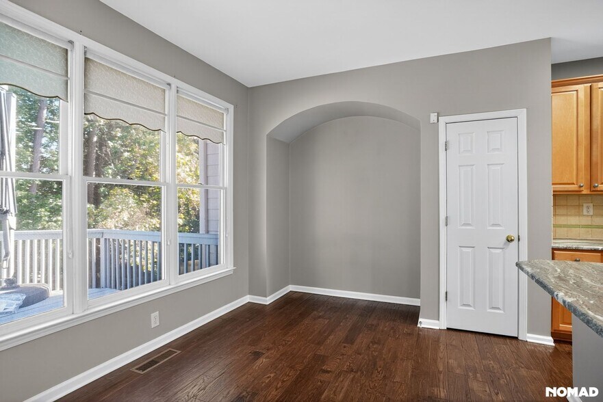 Building Photo - 838 Valley Dr