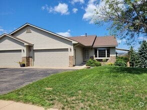 Building Photo - 3 Bedroom Twin Home