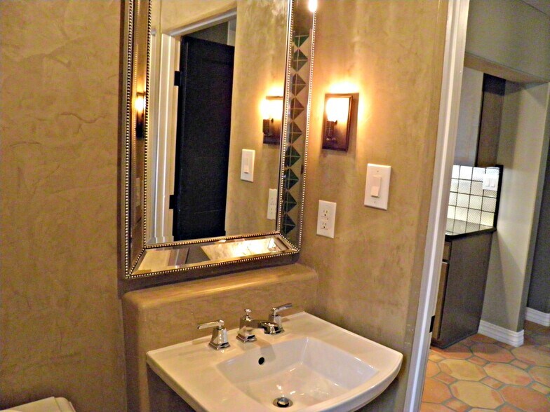 Building Photo - 512 Laguna Blvd SW