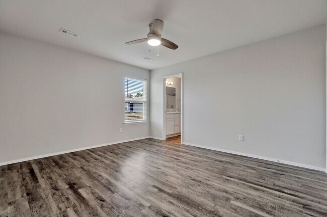 Building Photo - 3 Bed 2 Bath home mins away from the University!