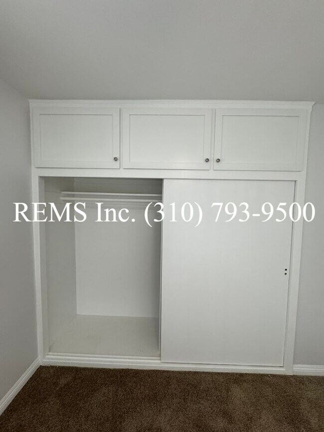 Building Photo - Remodeled Duplex Unit with Laundry Hook-Up...