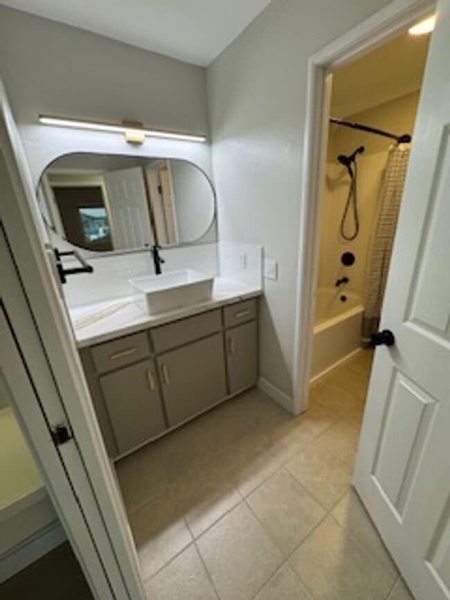 Building Photo - 2 Bedroom 1 Bath Condo