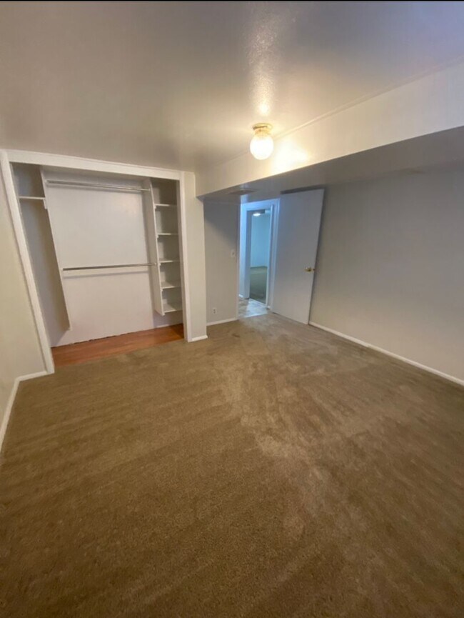 Building Photo - Spacious 4 Bed, 2 Bath Home in Quiet Roy Neighborhood with Fenced Yard!