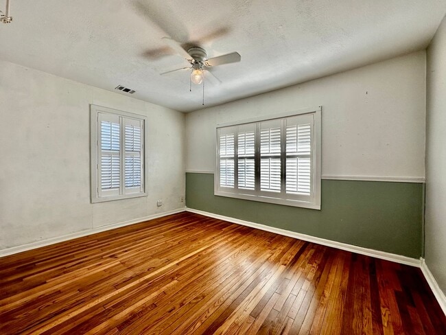 Building Photo - Cozy 2/1 Home