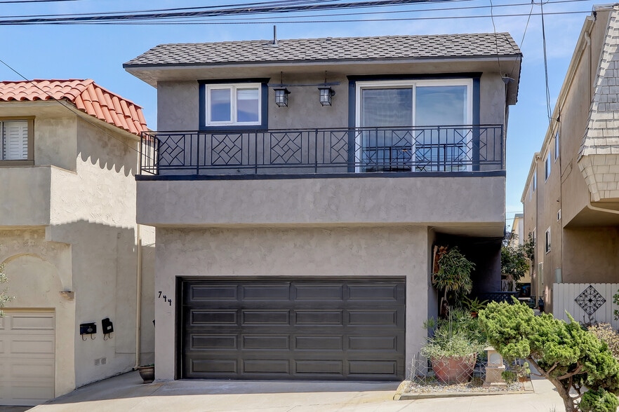 Custom designed railing provides that zen touch. - 744 12th St