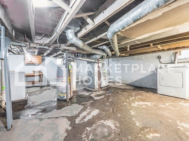 Building Photo - 1105 May St