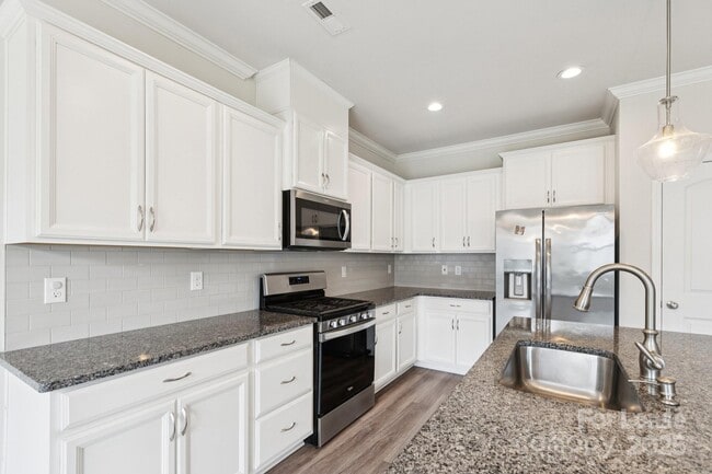 Building Photo - 17121 Carolina Pine Row