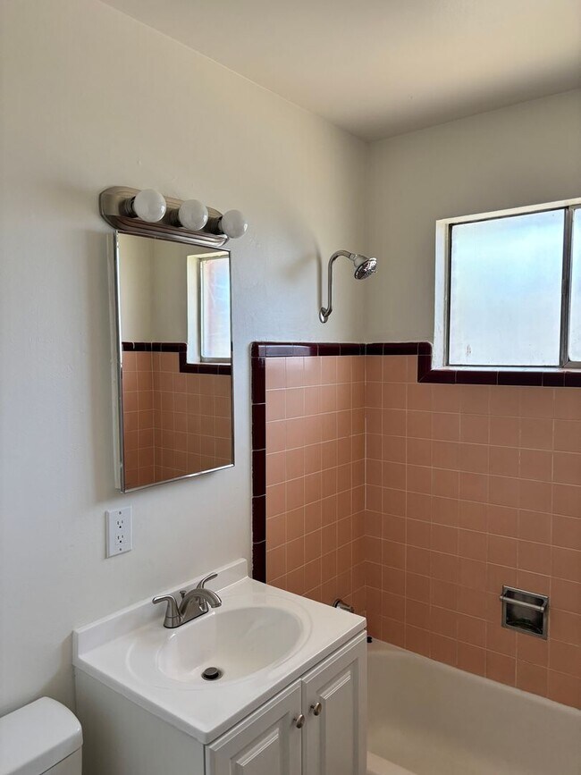 Building Photo - 840