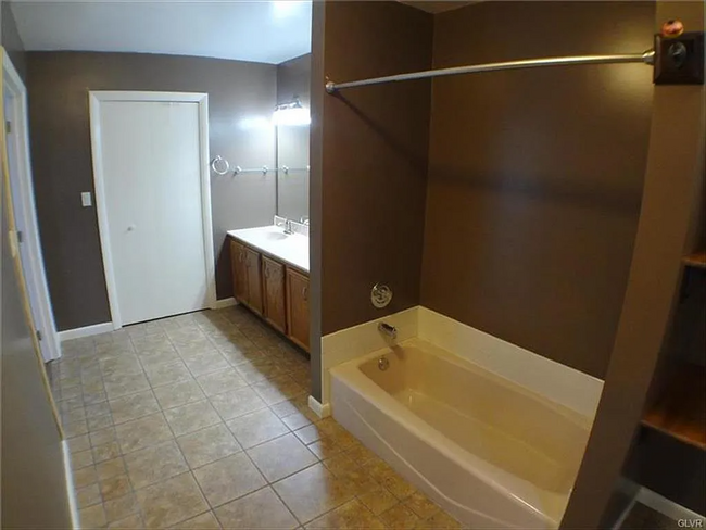 Master Bathroom (2nd Floor) - 1730 Falcon Dr