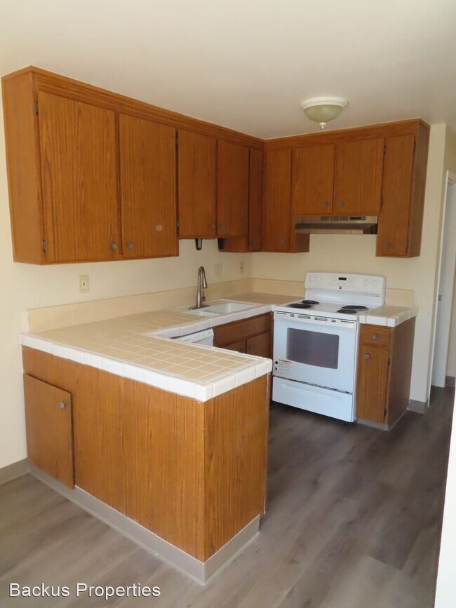Building Photo - 2 br, 1.5 bath House - 915-7 Acosta Plaza