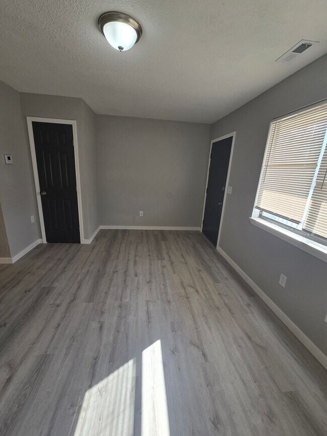 Building Photo - 1 Bedroom 1 Bathroom Apartment!