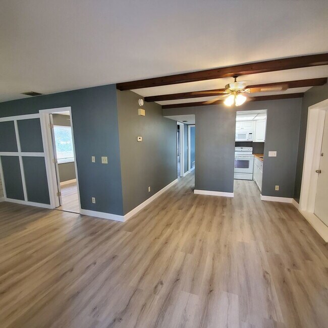 Building Photo - Duplex with 2bedrooms & another room that could be 3rd bedroom or office den space.