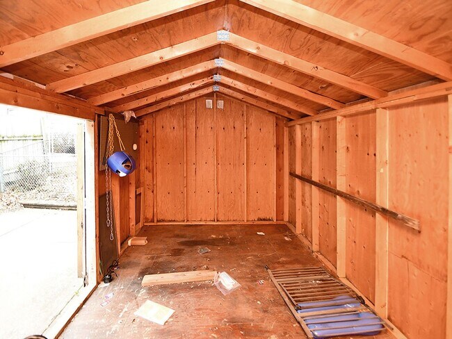 Building Photo - Spacious Living