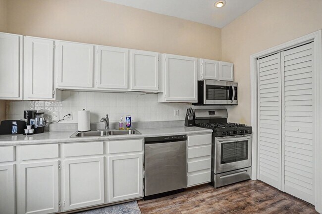 Building Photo - 552 E Macon St