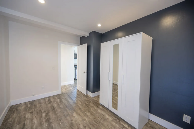 Building Photo - Freshly Painted 1Bed 1Bath Available