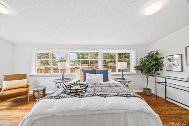 Building Photo - "Spacious 5-Bedroom Gem with Hardwood Floors & Cozy Fireplace in Denver's Heart!"