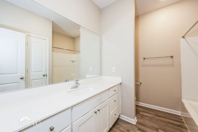 Building Photo - 2028 Hialeah Dr