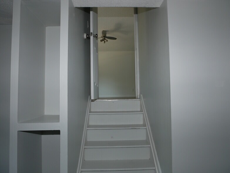 Building Photo - 8945 Mariposa Dr