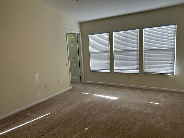 Building Photo - STONEBRIDGE LAKES 3 bed 2 1/2 bath