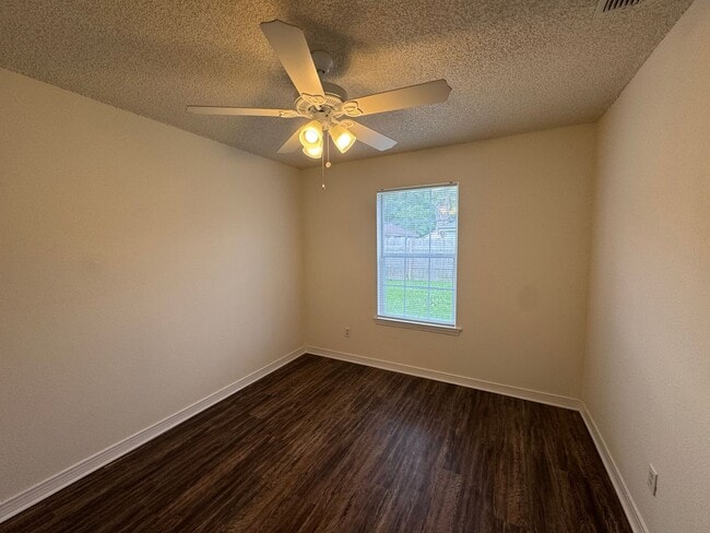 Building Photo - Move In Special 1/2 Off 1st Months Rent! 4...