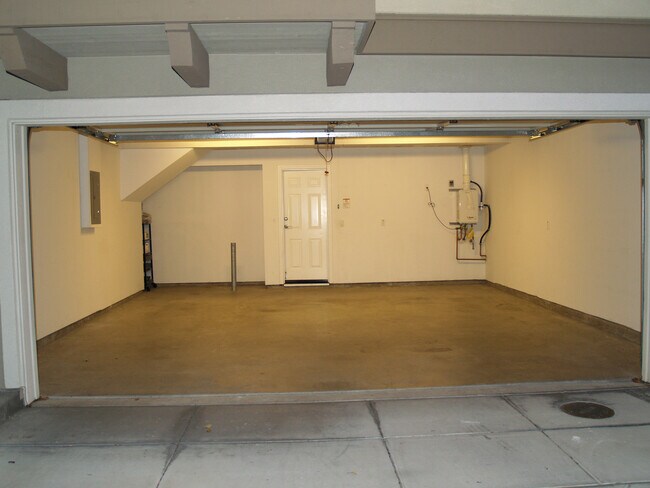 Building Photo - Beautiful end-unit Townhouse 3 bedrooms/2....